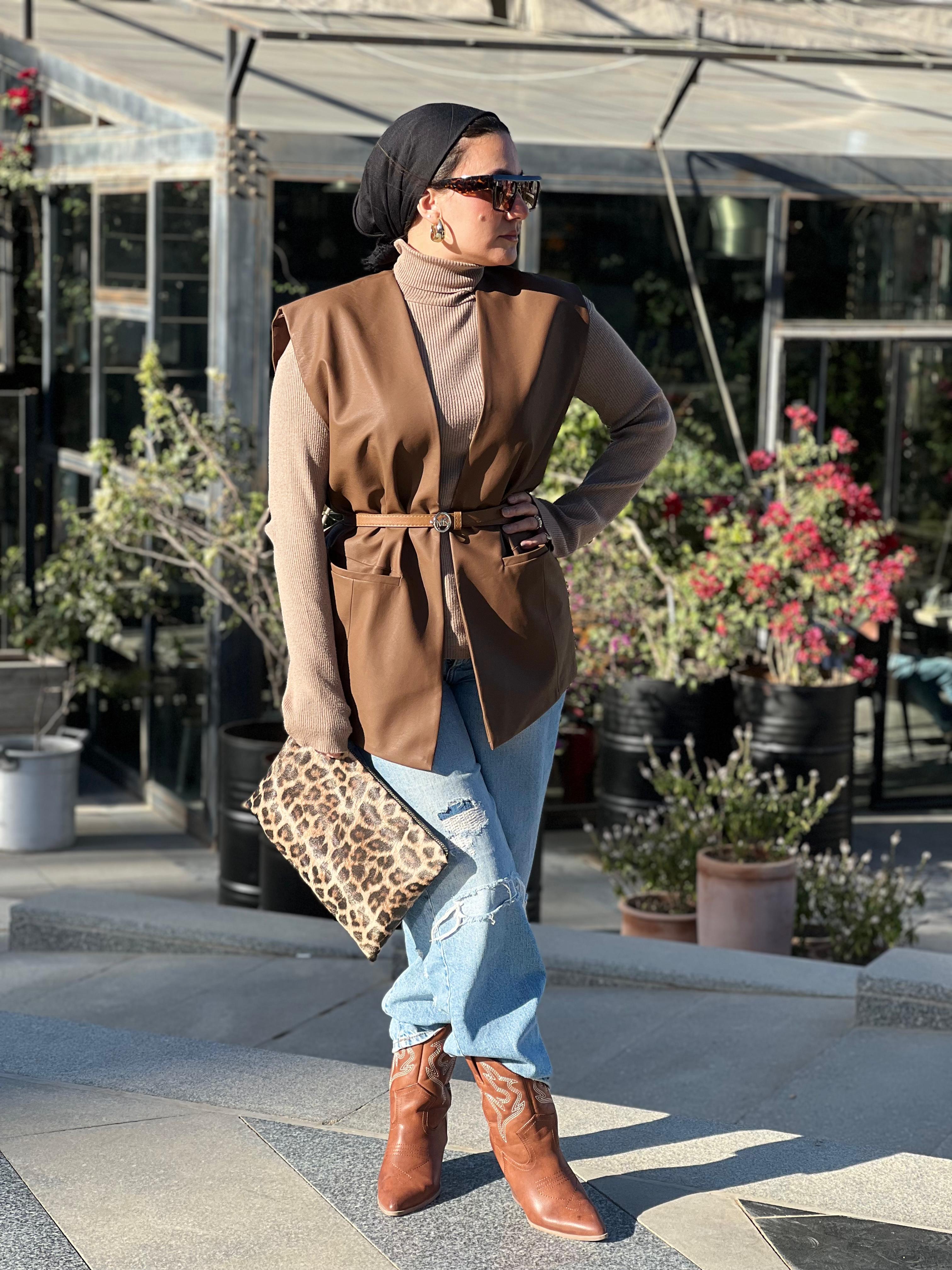 Sleeveless leather Jacket with belt