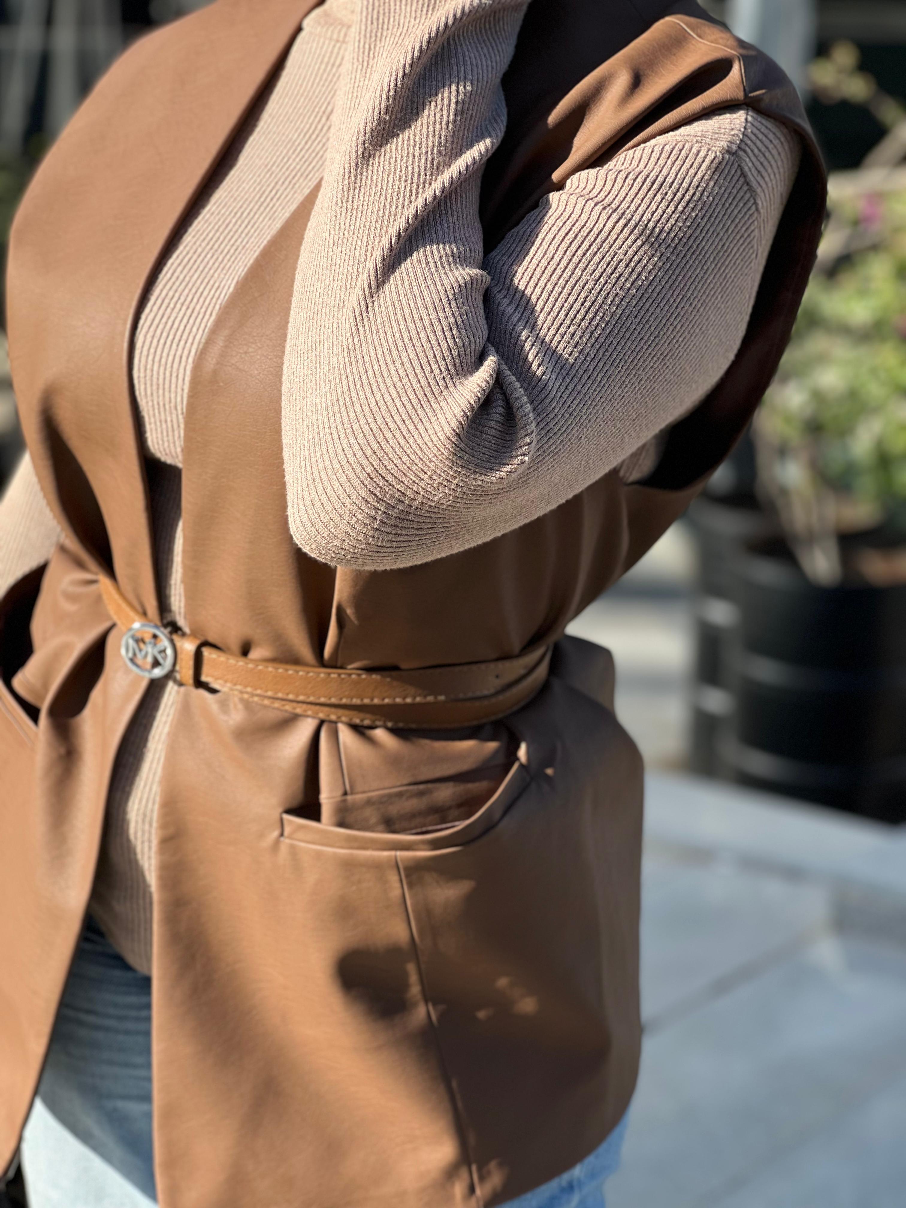 Sleeveless leather Jacket with belt